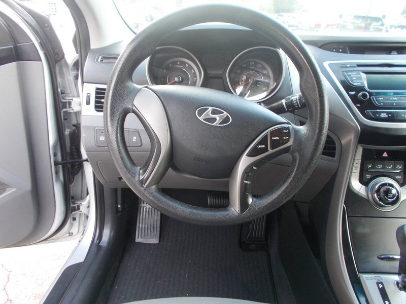 Hyundai Elantra Vehicle Full-screen Gallery Image 02