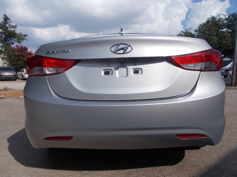 Hyundai Elantra Vehicle Full-screen Gallery Image 03
