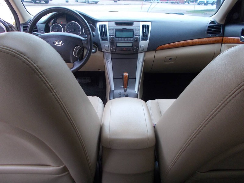 Hyundai Sonata Vehicle Full-screen Gallery Image 02