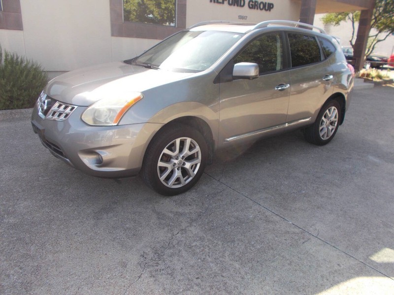 Nissan Rogue Vehicle Full-screen Gallery Image 01