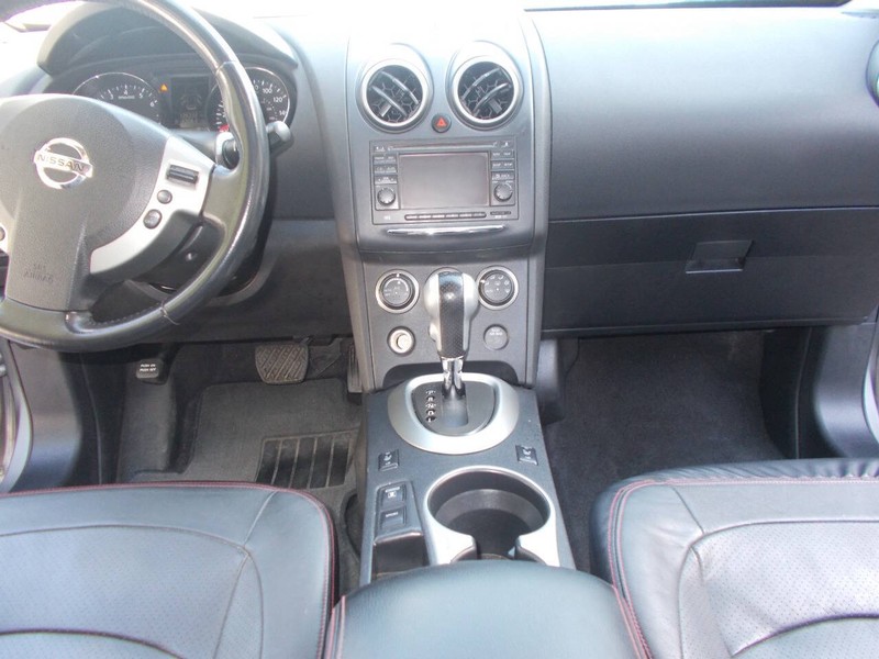 Nissan Rogue Vehicle Full-screen Gallery Image 02