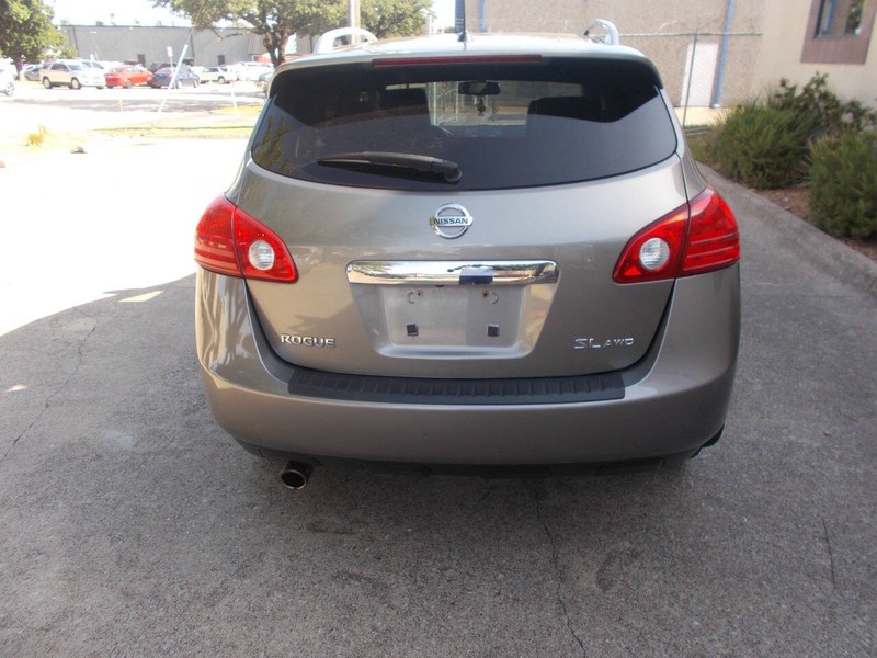 Nissan Rogue Vehicle Full-screen Gallery Image 03