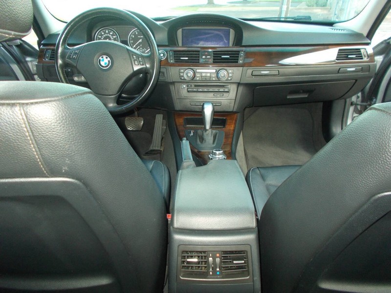 BMW 3 Series Vehicle Full-screen Gallery Image 02