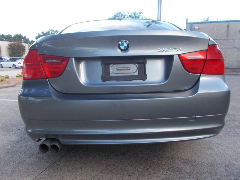 BMW 3 Series Vehicle Full-screen Gallery Image 03
