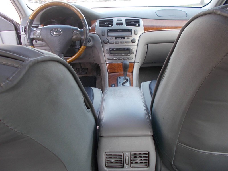 Lexus ES 330 Vehicle Full-screen Gallery Image 02