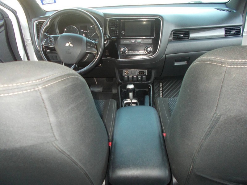 Mitsubishi Outlander Vehicle Full-screen Gallery Image 02