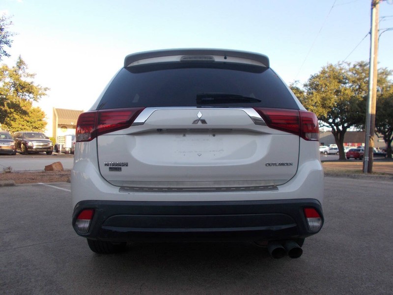 Mitsubishi Outlander Vehicle Full-screen Gallery Image 03
