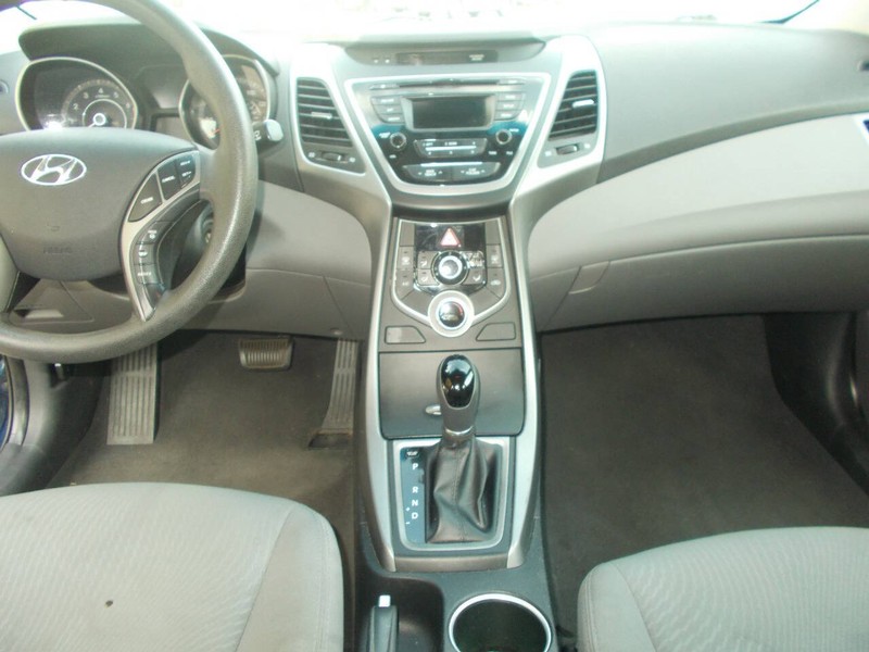 Hyundai Elantra Vehicle Full-screen Gallery Image 02