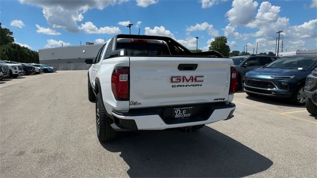 GMC Canyon Vehicle Full-screen Gallery Image 07