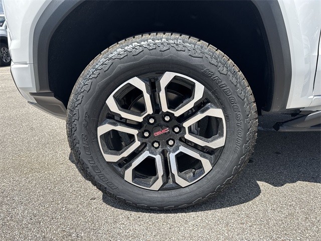 GMC Canyon Vehicle Full-screen Gallery Image 10