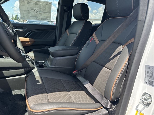 GMC Canyon Vehicle Full-screen Gallery Image 11