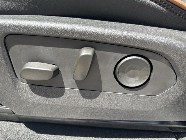 GMC Canyon Vehicle Full-screen Gallery Image 12