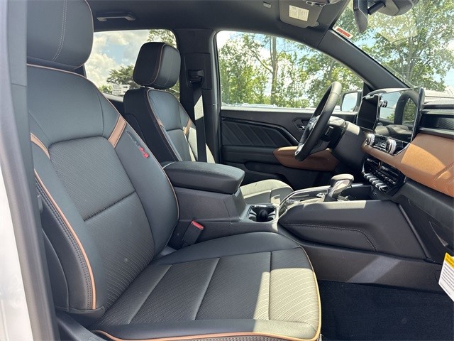 GMC Canyon Vehicle Full-screen Gallery Image 24