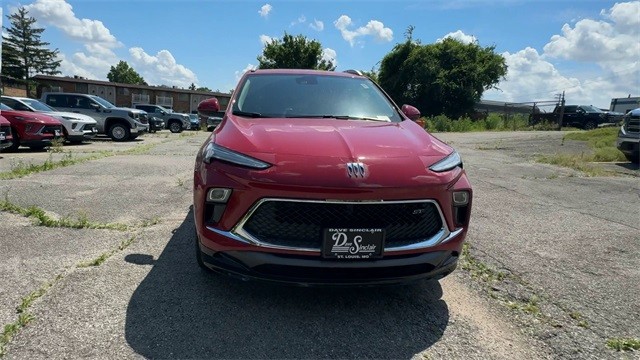 Buick Encore GX Vehicle Full-screen Gallery Image 03