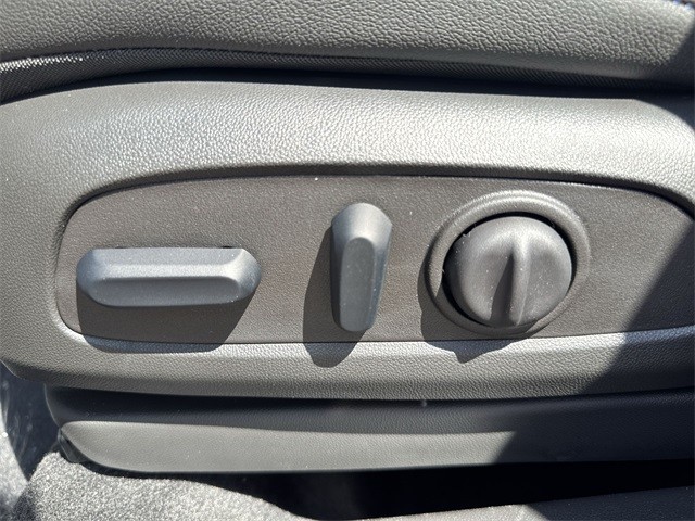 Buick Encore GX Vehicle Full-screen Gallery Image 12