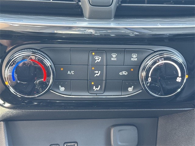 Buick Encore GX Vehicle Full-screen Gallery Image 18