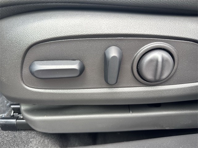 Buick Encore GX Vehicle Full-screen Gallery Image 12