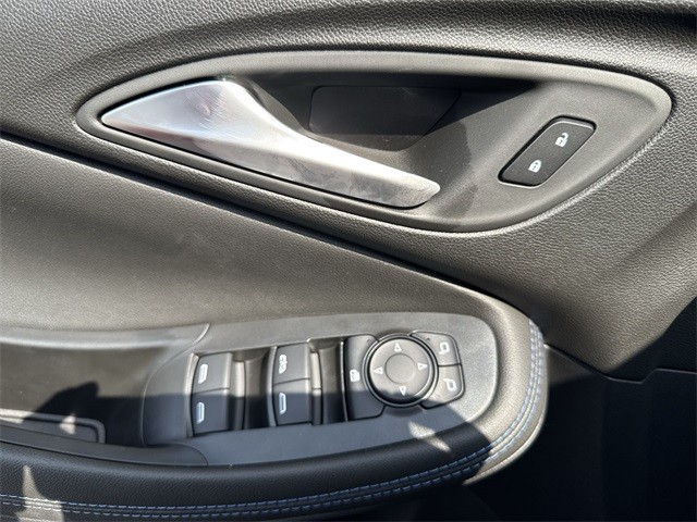 Buick Encore GX Vehicle Full-screen Gallery Image 13