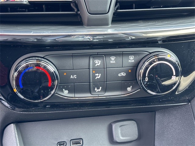 Buick Encore GX Vehicle Full-screen Gallery Image 18