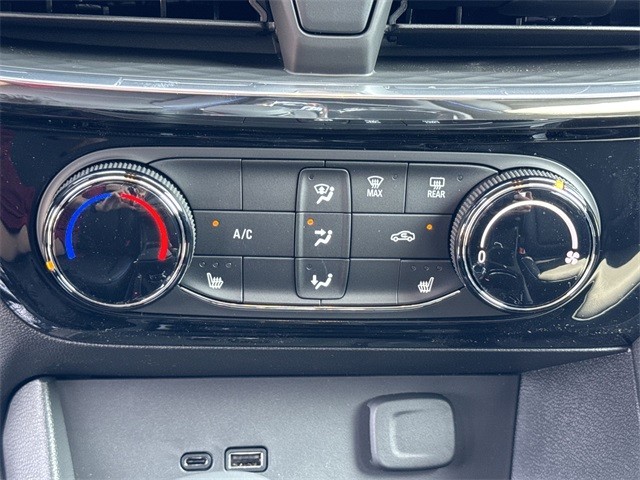 Buick Encore GX Vehicle Full-screen Gallery Image 19