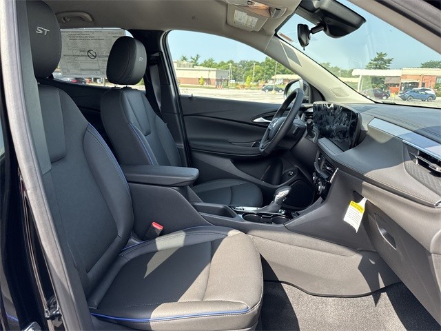 Buick Encore GX Vehicle Full-screen Gallery Image 24