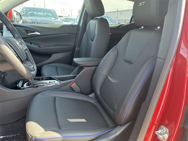 Buick Encore GX Vehicle Full-screen Gallery Image 11