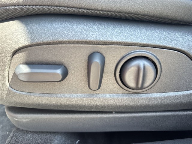 Buick Encore GX Vehicle Full-screen Gallery Image 12