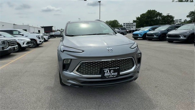 Buick Encore GX Vehicle Full-screen Gallery Image 03