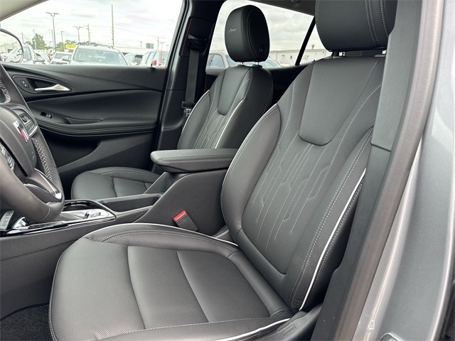 Buick Encore GX Vehicle Full-screen Gallery Image 11