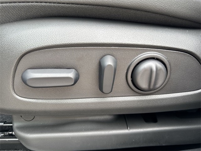 Buick Encore GX Vehicle Full-screen Gallery Image 12