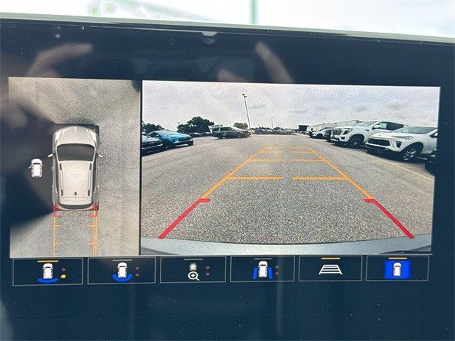 Buick Encore GX Vehicle Full-screen Gallery Image 17