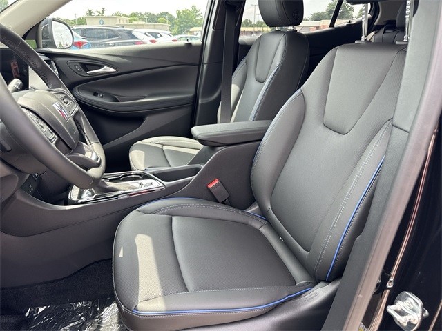 Buick Encore GX Vehicle Full-screen Gallery Image 11