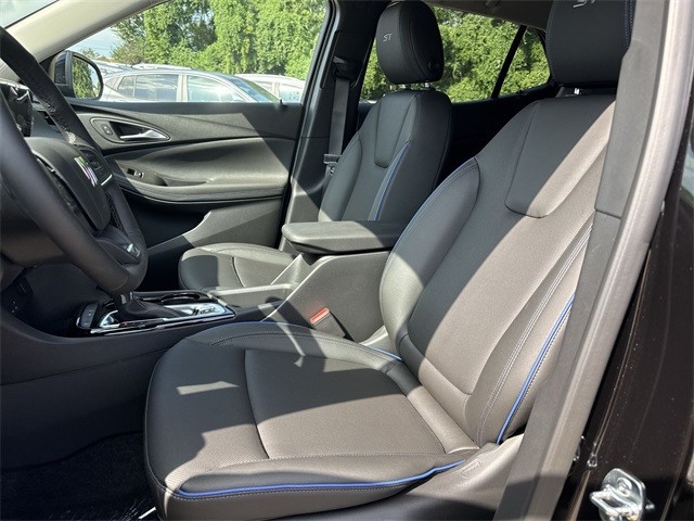 Buick Encore GX Vehicle Full-screen Gallery Image 11