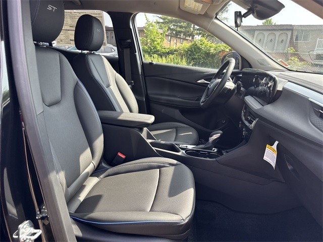 Buick Encore GX Vehicle Full-screen Gallery Image 24