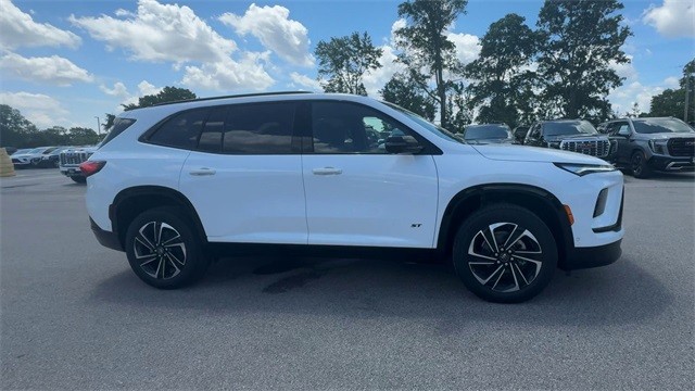 Buick Enclave Vehicle Full-screen Gallery Image 02