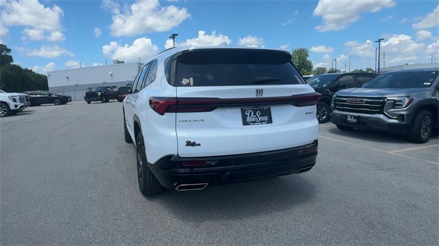 Buick Enclave Vehicle Full-screen Gallery Image 07