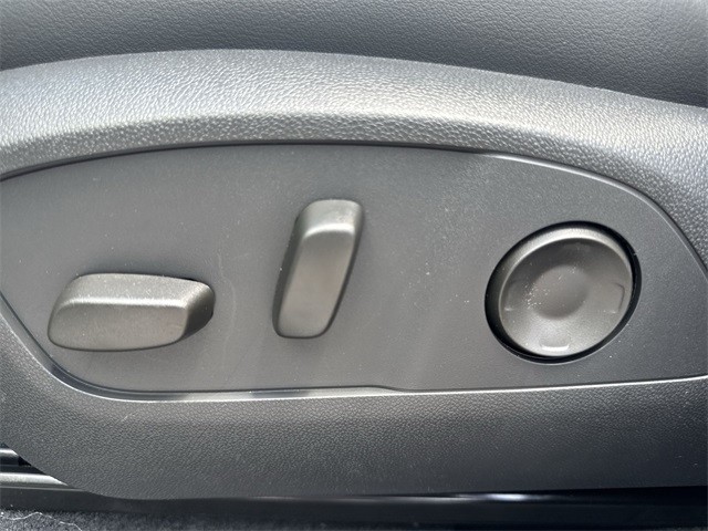 Buick Enclave Vehicle Full-screen Gallery Image 12