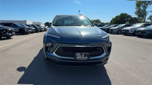 Buick Encore GX Vehicle Full-screen Gallery Image 03