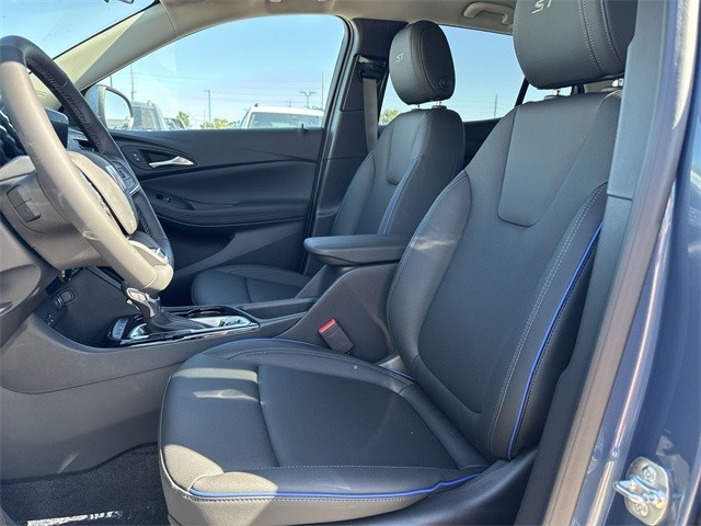 Buick Encore GX Vehicle Full-screen Gallery Image 11