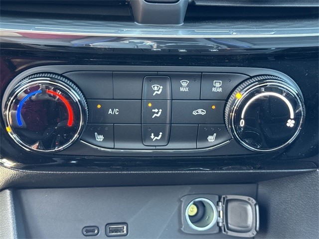 Buick Encore GX Vehicle Full-screen Gallery Image 18