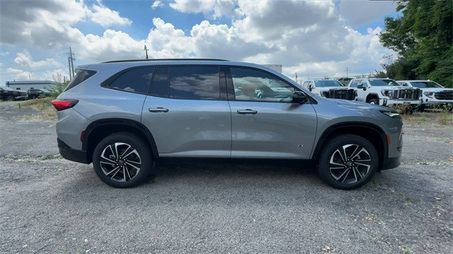 Buick Enclave Vehicle Full-screen Gallery Image 09