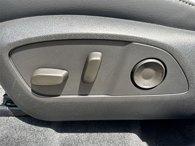 Buick Enclave Vehicle Full-screen Gallery Image 12