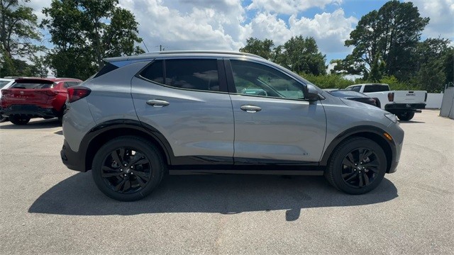 Buick Encore GX Vehicle Full-screen Gallery Image 09