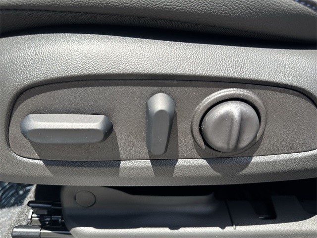 Buick Encore GX Vehicle Full-screen Gallery Image 12