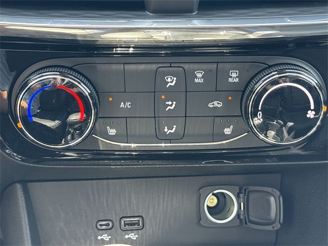 Buick Encore GX Vehicle Full-screen Gallery Image 18