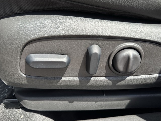 Buick Encore GX Vehicle Full-screen Gallery Image 12