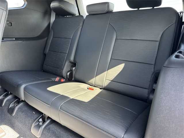 Buick Enclave Vehicle Full-screen Gallery Image 23