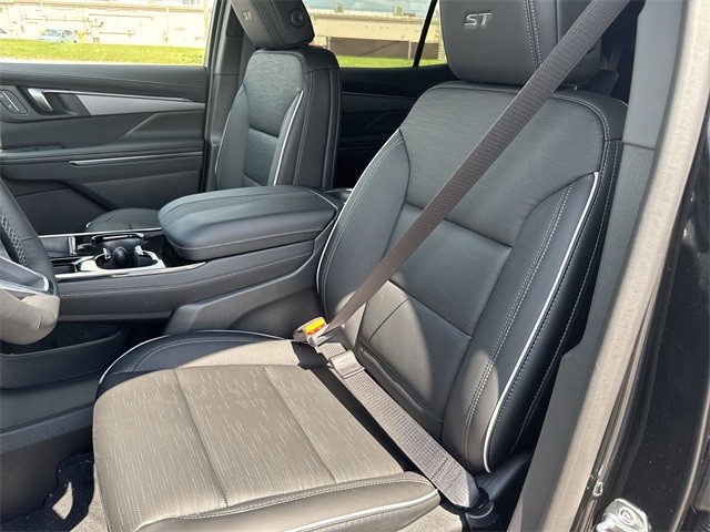 Buick Enclave Vehicle Full-screen Gallery Image 11