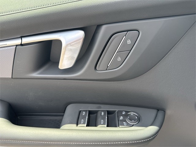 Buick Enclave Vehicle Full-screen Gallery Image 13