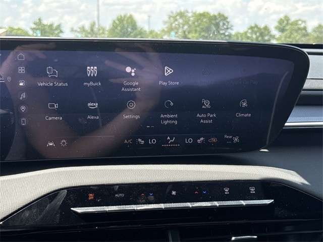 Buick Enclave Vehicle Full-screen Gallery Image 16